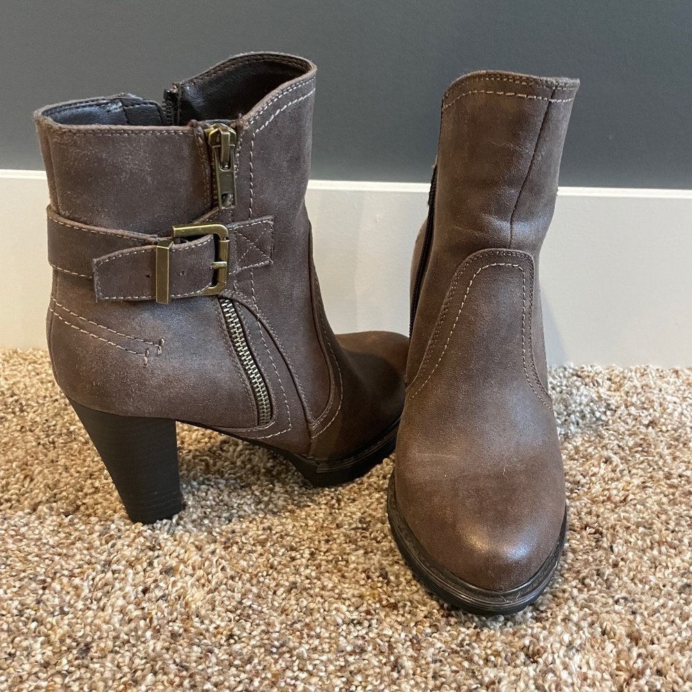 White Mountain booties size 7.5